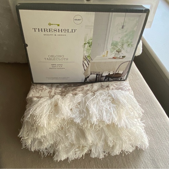 Threshold Quality 100% Cotton Tablecloth 60”x84” - Picture 3 of 5